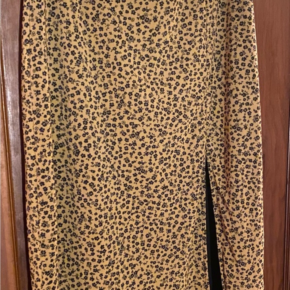 H&M- Ladies knee length skirt - Picture 11 of 11